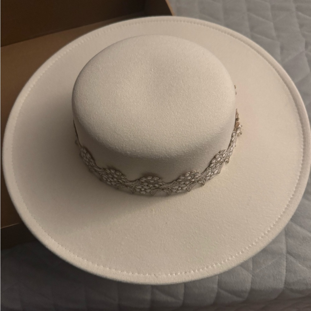 Joyfolie White Wide-Brimmed Hat with Decorative Band